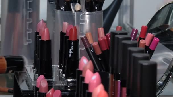 Una amplia variedad de cosméticos de maquillaje — Vídeo de stock