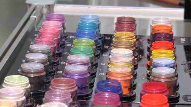Een breed scala van make-up cosmetica — Stockvideo