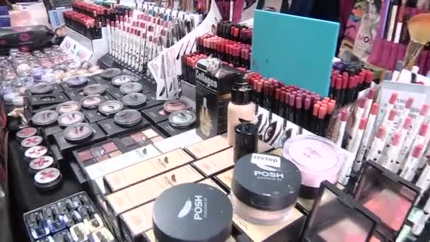 Una amplia variedad de cosméticos de maquillaje — Vídeo de stock