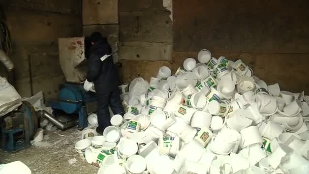 Zermahlen von Plastikeimern zum weiteren Recycling — Stockvideo