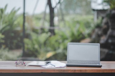 Tablo için Başlat iş üstünde laptop