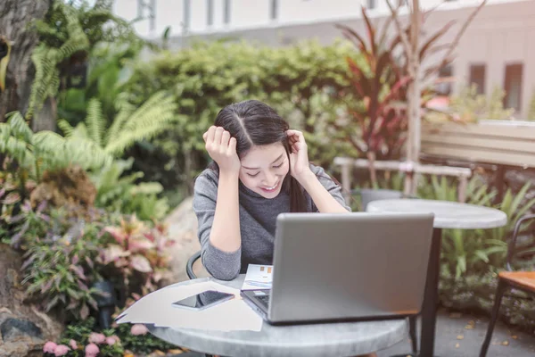 Uyku, drowsing veya ofiste şekerleme onun Resepsiyon, yorgun iş kadın muhasebeci faturaları ve kağıt klasörlerle adlı genç çekici Asya iş kadını genç iş kadını dizüstü bilgisayar ile yorgun.