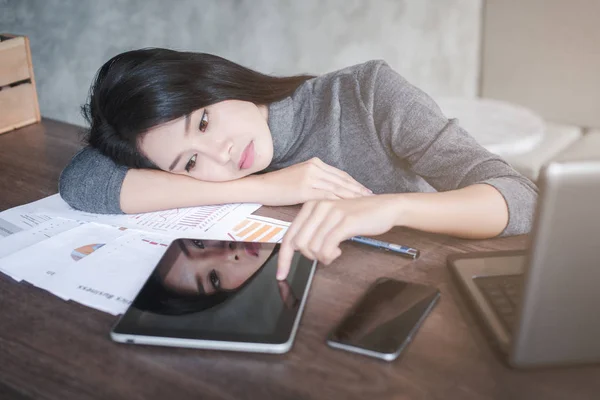 Uyku, drowsing veya ofiste şekerleme onun Resepsiyon, yorgun iş kadın muhasebeci faturaları ve kağıt klasörlerle adlı genç çekici Asya iş kadını genç iş kadını dizüstü bilgisayar ile yorgun.