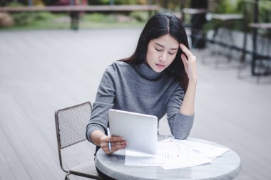 Yüzünden düşen hisse senedi vurguladı bir tablet bilgisayar tutan iş kadın