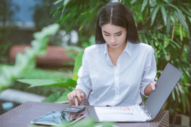 İş takım içinde yazıhane evrak ve kucak tepe ile çalışma