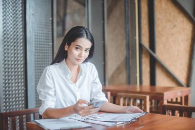 Office belgeleri ile çalışan iş adamları