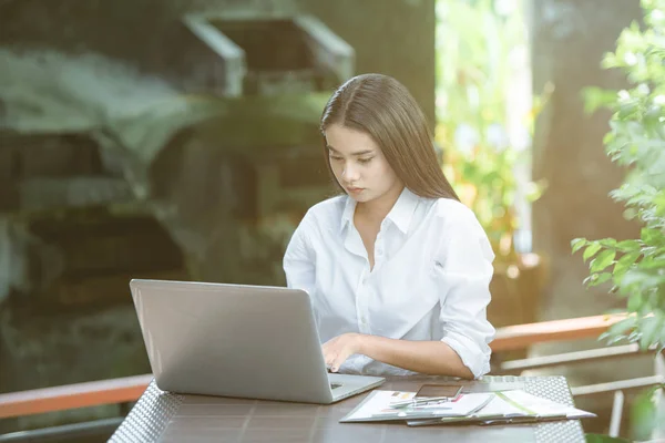 Hübsche Junge Geschäftsfrau Arbeitsplatz Frau Laptop Während Sie Schreibtisch Sitzt — Stockfoto