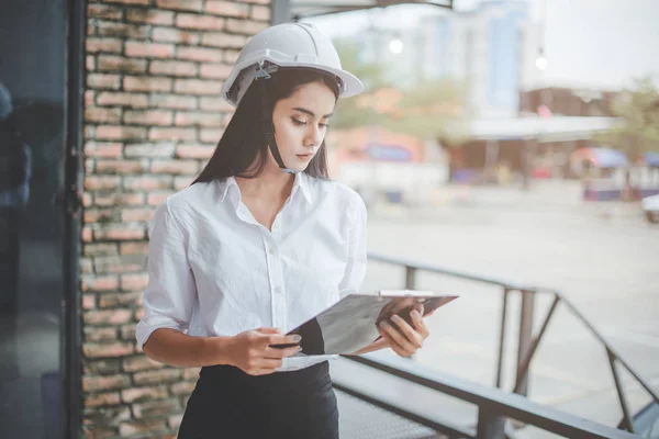 Concepto Construcción Desarrollo Construcción Arquitectura Mujer Sonriente Casco Blanco Con — Foto de Stock