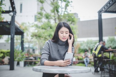 İş tatilinde, mutlu erkek moda haberleri cep telefonu okuma büyüleyici rahat kafede otururken genç işkadını kullanım cep telefonu portresi
