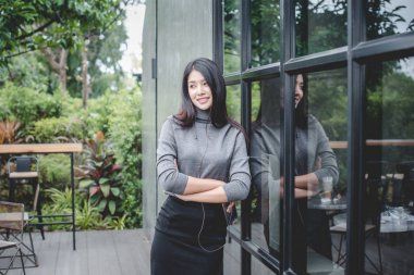 Küçük vintage dükkanın önünde duran tasarımcı kadın portresi. Küçük işletme