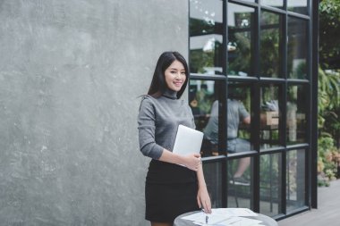 Hisse senedi ticareti için bir tablet bilgisayar tutan iş kadın