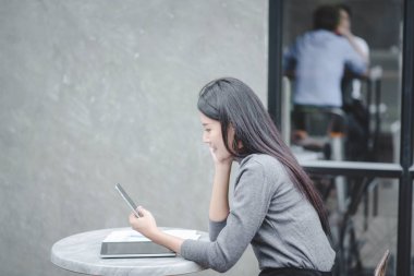 Hedeflere ulaşmada başarılı iş, mutlu iş insanların kutluyor başarı, grup iş adamları. Fikirlerini paylaşan iş adamları. Seçici odak