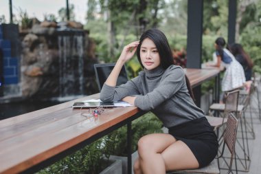 Modern iş kadını kafede kopya alanı ile