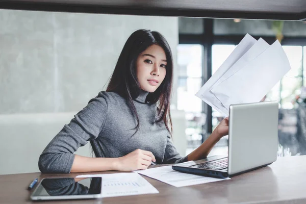 Junge Geschäftsfrau Arbeitet Laptop Ihrem Arbeitsplatz — Stockfoto