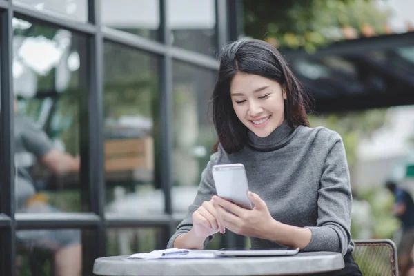 Hedeflere ulaşmada başarılı iş, mutlu iş insanların kutluyor başarı, grup iş adamları. Fikirlerini paylaşan iş adamları. Seçici odak