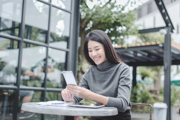 Hedeflere ulaşmada başarılı iş, mutlu iş insanların kutluyor başarı, grup iş adamları. Fikirlerini paylaşan iş adamları. Seçici odak