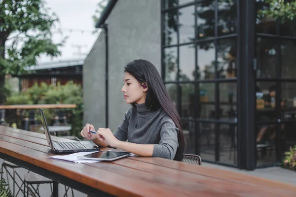 Başarılı girişimciler ve hedeflere ulaşmada iş adamları, mutlu iş kişi, şirket, iş kadını başarılı bir takım lider kadar silah ile kutluyor başarı.