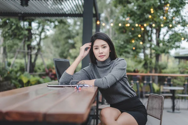 Modern business woman in the coffee shop with copy space