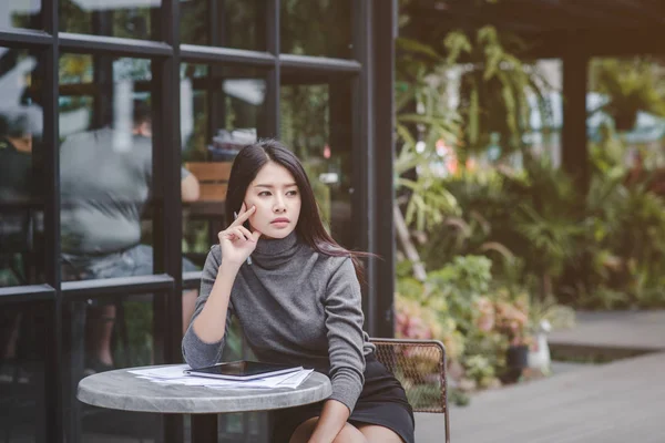 Kahve dükkanında çalışan iş