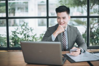 Öğle süre içinde espresso şehir kafede kahve içme ve cep telefonuyla modern hipster işadamı