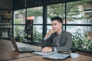 Öğle süre içinde espresso şehir kafede kahve içme ve cep telefonuyla modern hipster işadamı