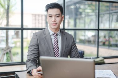 İş adamı belgeleri ve dizüstü bilgisayar ile çalışma