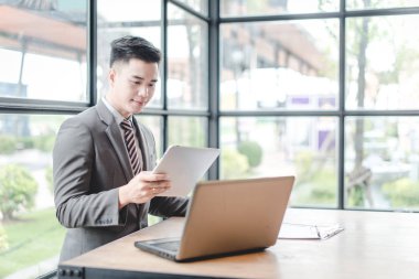 İş adamı belgeleri ve dizüstü bilgisayar ile çalışma