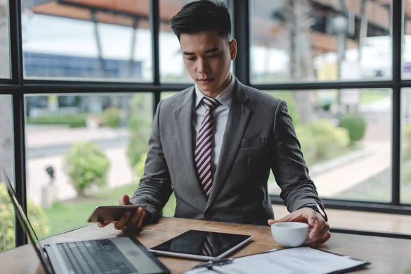 İş adamı belgeleri ve dizüstü bilgisayar ile çalışma