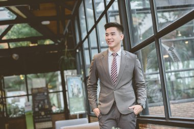 Gülümseyen yakışıklı bir CEO portresi.