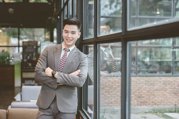 Yakışıklı, kendine güvenen bir iş adamı portresi.