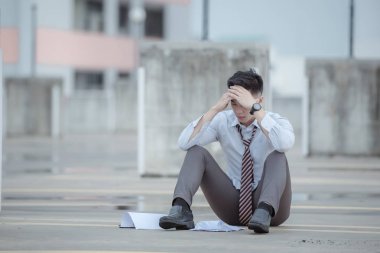 Merdiven, iş başarısızlık ve işsizlik sorunu, iş ile özel hayat dengesi kavramı üzerinde oturan işsiz işadamı stres.