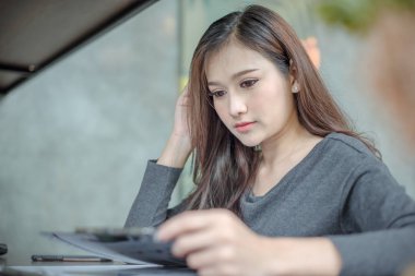 Uyku, drowsing veya ofiste şekerleme onun Resepsiyon, yorgun iş kadın muhasebeci faturaları ve kağıt klasörlerle adlı genç çekici Asya iş kadını genç iş kadını dizüstü bilgisayar ile yorgun.