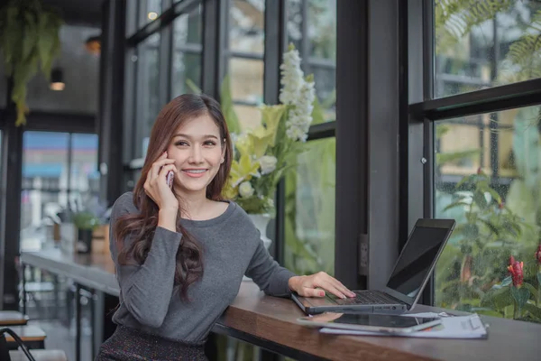 Junge Asiatische Frau Arbeitet Mit Laptop Büro — Stockfoto