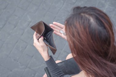 Boş cüzdan ile iflas kadın. Genç kadın ona boş cüzdan gösterir. İflas