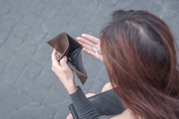 Boş cüzdan ile iflas kadın. Genç kadın ona boş cüzdan gösterir. İflas