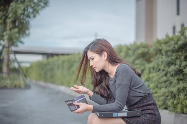 Boş cüzdan ile iflas kadın. Genç kadın ona boş cüzdan gösterir. İflas