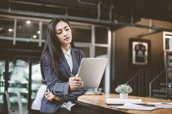 Retrato Sorrir Muito Jovem Mulher Negócios Óculos Sentado Local Trabalho — Fotografia de Stock