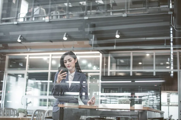 Retrato Una Joven Sonriente Mujer Negocios Con Gafas Sentada Lugar — Foto de Stock