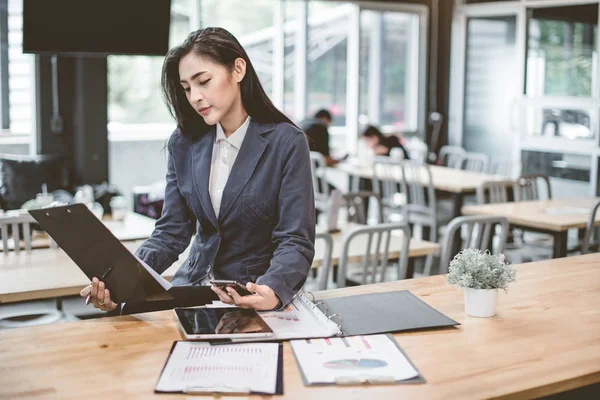 Kadın mimar, tablet bilgisayar kullanarak kamera için arıyorsunuz