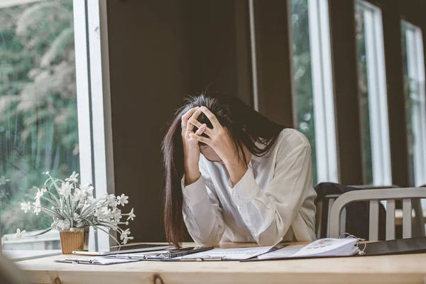 Güzel Asyalı kız kutlamak laptop, başarı ya da mutlu poz, eğitim veya teknoloji veya başlangıç iş kavramı, modern ofis ya da kopya alanı ile oturma odası ile