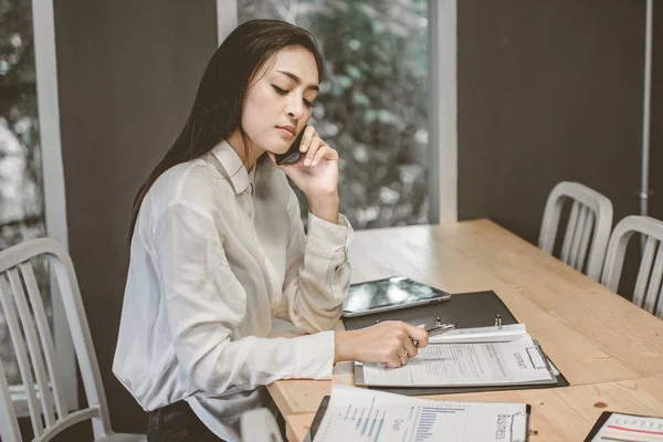 Tablet üzerinde çalışan çekici iş kadını. Karışık teknik