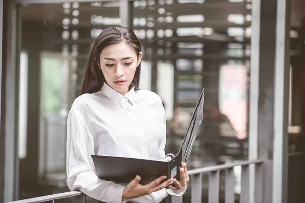 iş siyah kadın holding dosyaları