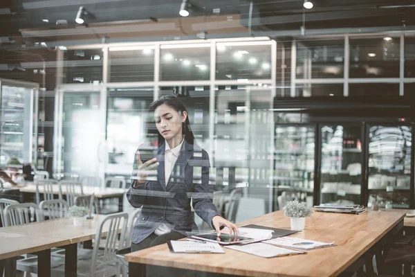 Retrato Sorrir Muito Jovem Mulher Negócios Óculos Sentado Local Trabalho Fotos De Bancos De Imagens Sem Royalties