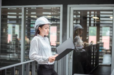 kadın mimar mutlu görünüyordu bir inşaat sahasında