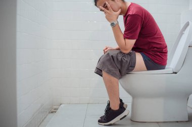 adam tuvalete kabın içinde otururken