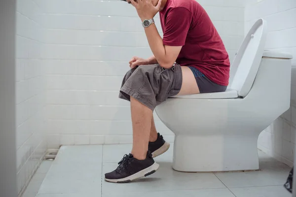 adam tuvalete kabın içinde otururken