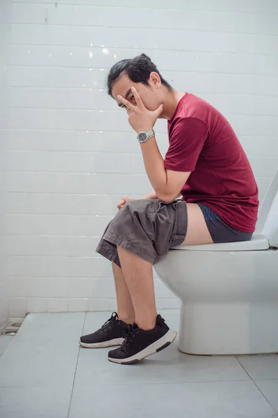 Człowiek Toalecie Siedząc Misce — Zdjęcie stockowe