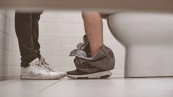 Człowiek Toalecie Siedząc Misce — Zdjęcie stockowe
