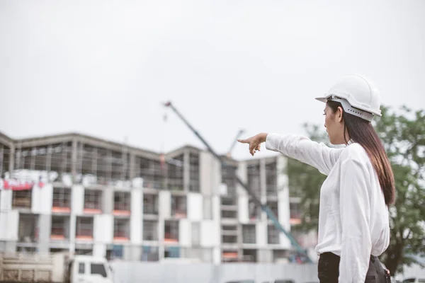 Mujeres Asiáticas Trabajadoras Ingenieras Electricistas Controlan Seguridad Laboral Industria Energética — Foto de Stock