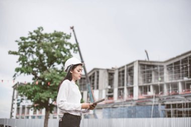 Asyalı kadın işçi ve mühendis elektrikçi eser Emanet denetim enerji santrali enerji sektöründe